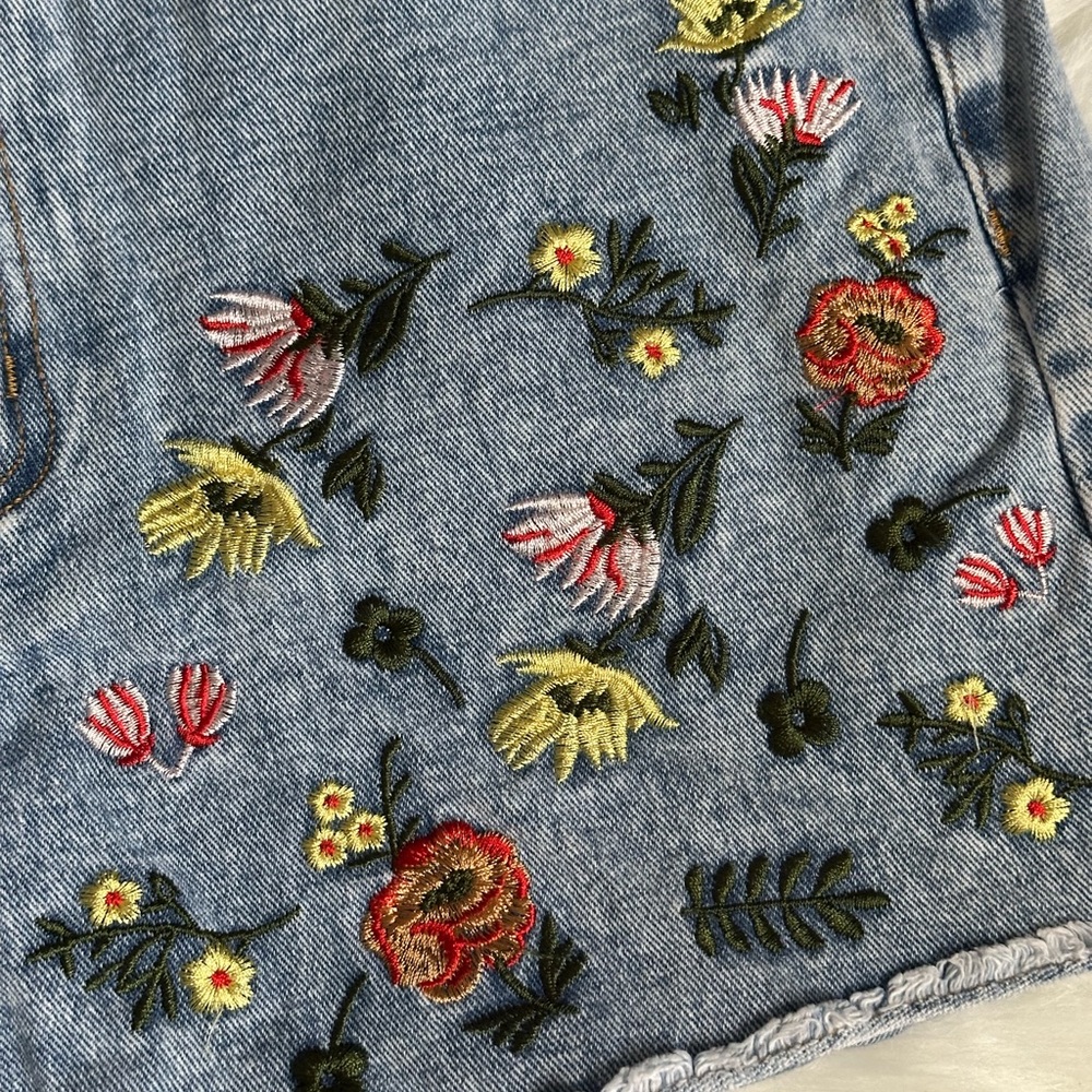 Embroidered Floral Denim Shorts - Light Blue - Picture 4 of 6